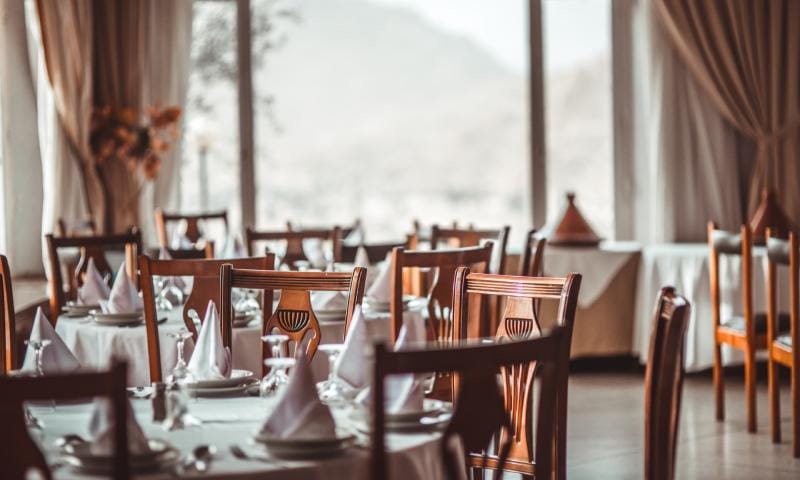 AIRsteril® Geräte desinfizieren die Luft in Restaurants und beseitigen Gerüche mit UV-Licht und photokatalytischen Oxidation
