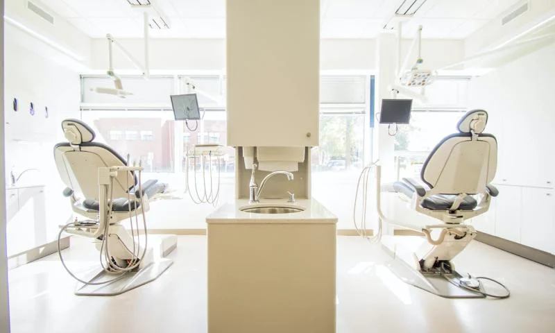 AIRsteril® Geräte desinfizieren die Luft in Zahnarztpraxen und beseitigen Gerüche mit UV-Licht und photokatalytischen Oxidation